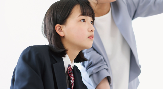 個別指導塾では、講師が生徒1人~数人を指導する