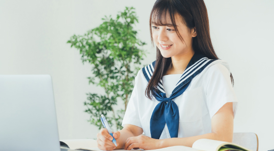 有名大学の学生や卒業生が講師として活躍
